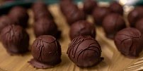 Kokosové kuličky s rumem v čokoládě: Zkuste luxusní nepečené cukroví podle videa