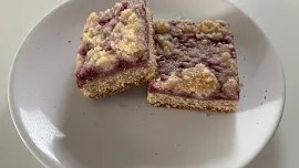Kynutý špaldový koláč s malinami, tvarohem a drobenkou
