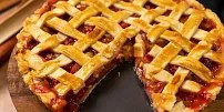 Upečte si voňavý páj s rebarborou a jahodami podle ČSN: Kouzlo je v rychle zpracovaném těstu